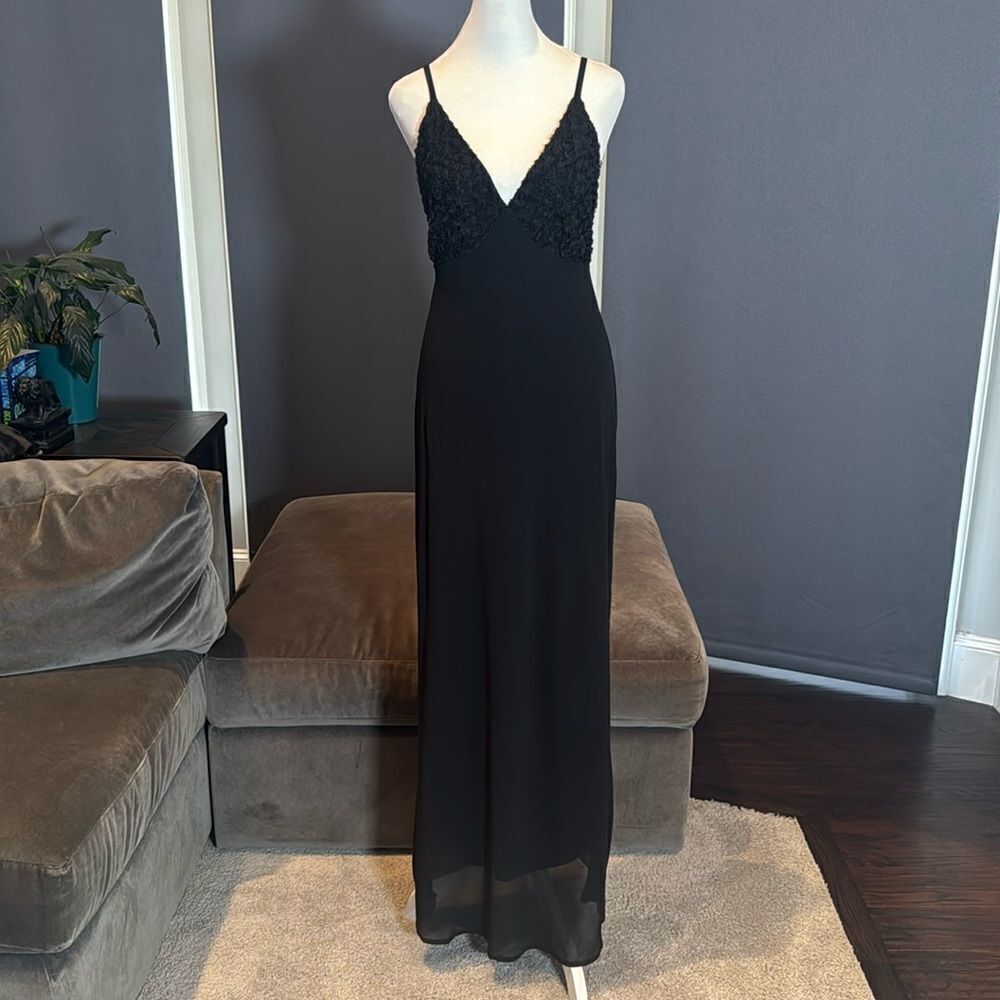 Women’s Black Maxi Dress Rosette Cups V-Neck Spaghetti Straps Size M NWT